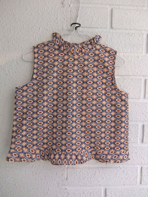 英国ブランド ロンドンブランド CARAMEL キャラメル Chilika Top, Kaleido Blue プリントスタンドフリルノースリーブブラウス