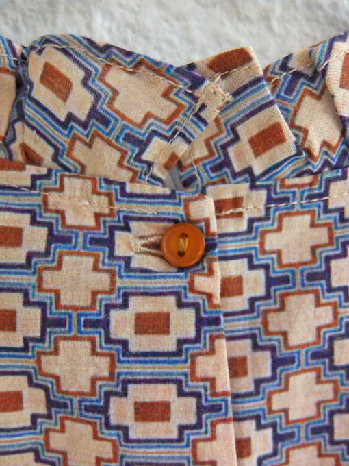 英国ブランド ロンドンブランド CARAMEL キャラメル Chilika Top, Kaleido Blue プリントスタンドフリルノースリーブブラウス
