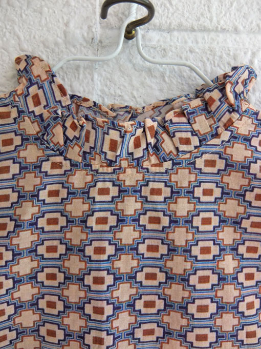 英国ブランド ロンドンブランド CARAMEL キャラメル Chilika Top, Kaleido Blue プリントスタンドフリルノースリーブブラウス