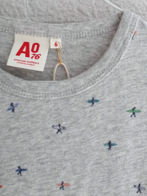 AO76　アメリカンアウトフィッターズ　ボーイズ　サーファープリントTシャツ