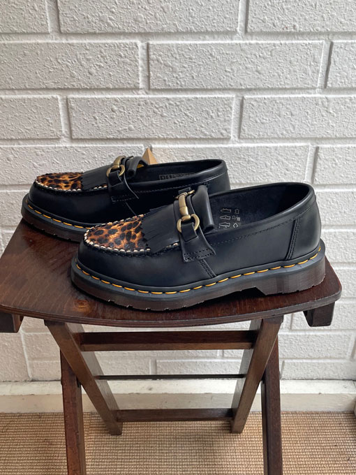 [22AW]Dr. Martens ADRIAN SNAFFL　レオパードローファーシューズ（ブラック×レオパード） [UK4]