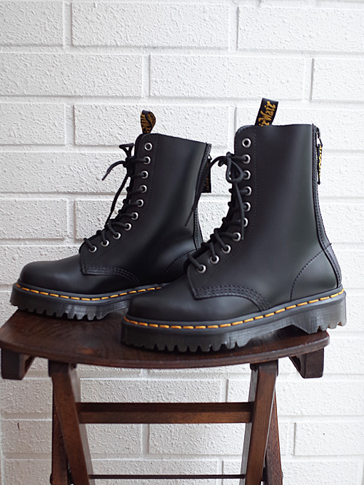 [22AW]Dr. Martens 1490 BEX W/ZIP 10ホールブーツ（ブラック） [UK5]