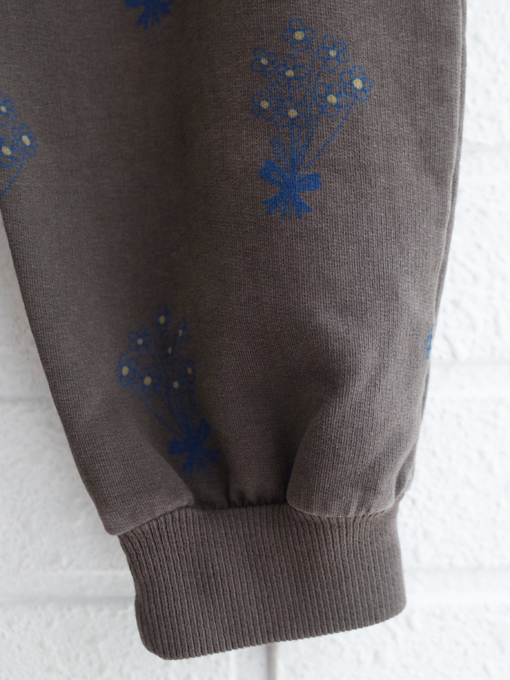 weekend house kids.　ウイークエンドハウスキッズ　Bouquet all over sweatpants　キッズスウェットパンツ