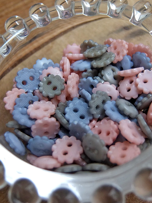 パリ蚤の市 クリニャンクールのデッドストックアクセサリー プラスティックお花ボタン
