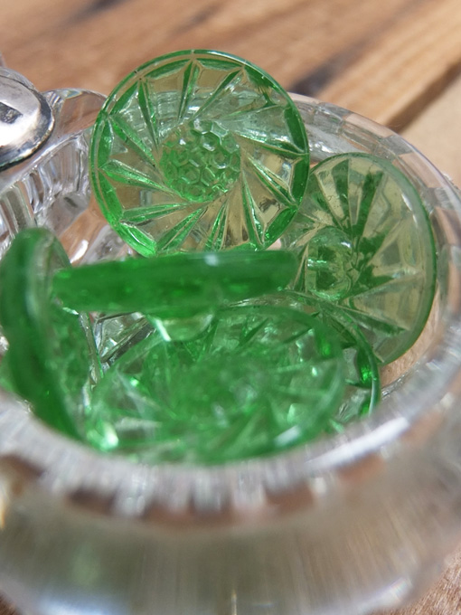パリ蚤の市 クリニャンクールのデッドストックアクセサリー ガラスボタン