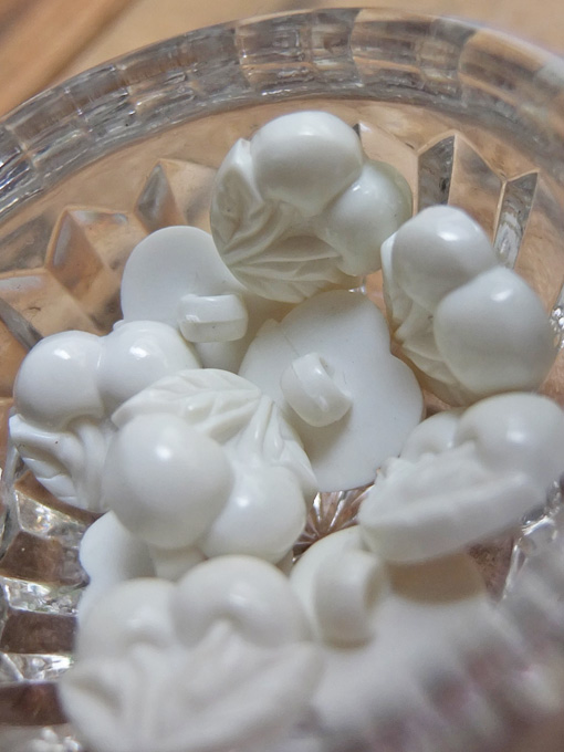 パリ蚤の市 クリニャンクールのデッドストックアクセサリー プラスティックさくらんぼボタン