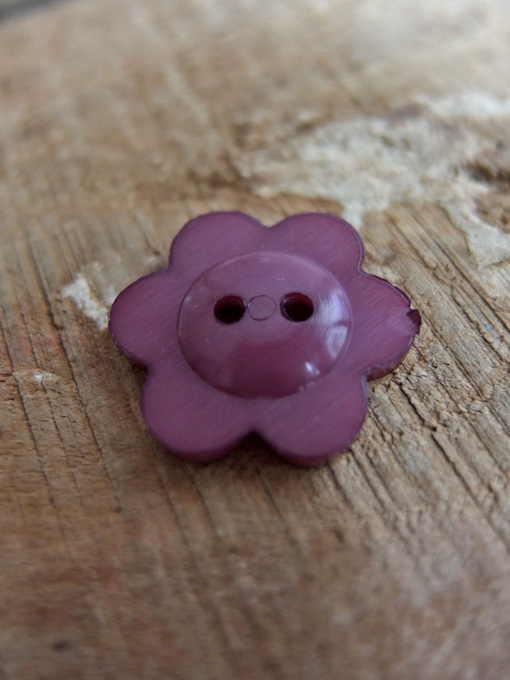 パリ蚤の市 クリニャンクールのデッドストックアクセサリー プラスティックお花ボタン