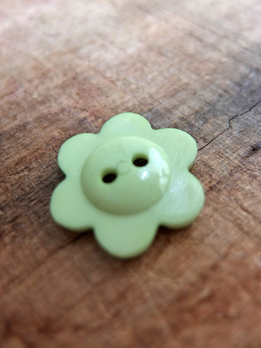 パリ蚤の市 クリニャンクールのデッドストックアクセサリー プラスティックお花ボタン
