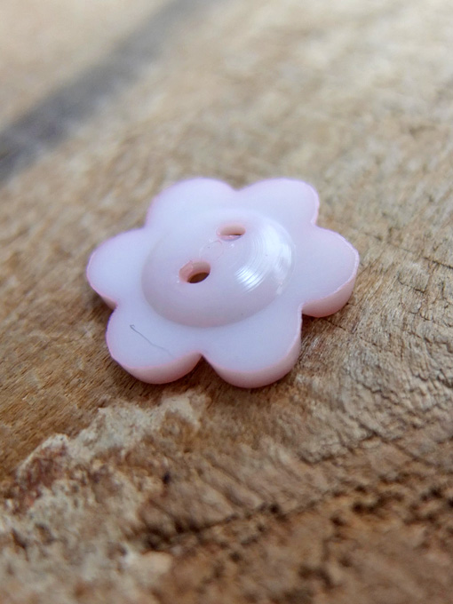 パリ蚤の市 クリニャンクールのデッドストックアクセサリー プラスティックお花ボタン