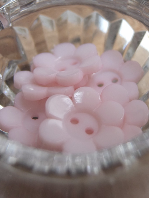 パリ蚤の市 クリニャンクールのデッドストックアクセサリー プラスティックお花ボタン